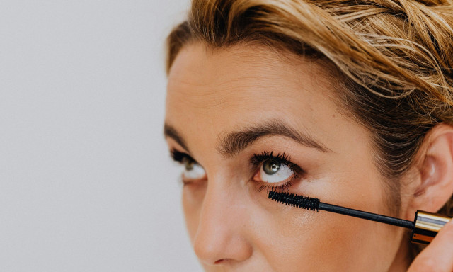 Γιατί οι γυναίκες βάζουν μάσκαρα με το στόμα ανοιχτό