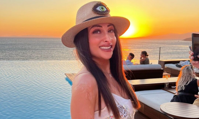 Ιωάννα Παλιοσπύρου: Ποζάρει με μπικίνι στη Σαντορίνη