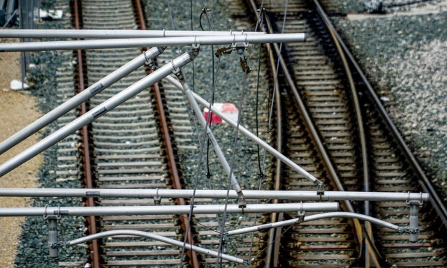 Βίντεο-ντοκουμέντο: Η στιγμή που «ποντικοί» κόβουν τα καλώδια του ΟΣΕ για τον χαλκό