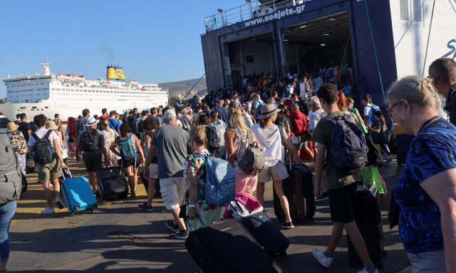 Ξεκίνησε η έξοδος των αδειούχων του Αυγούστου: Στο «κόκκινο» τα λιμάνια Πειραιά, Λαυρίου και Ραφήνας
