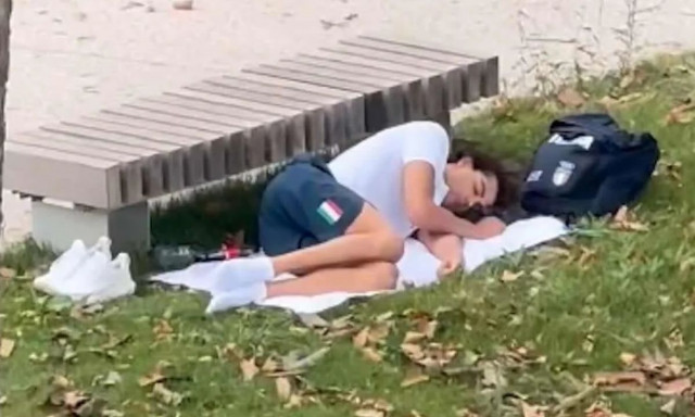 Ολυμπιακοί Αγώνες 2024: Δίπλα σε παγκάκι κοιμήθηκε ο Ιταλός κολυμβητής Τόμας Τσεκόν