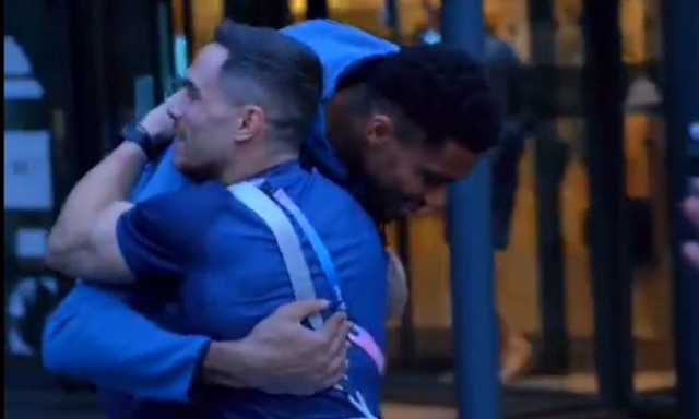 Στο ξενοδοχείο της Εθνικής μπάσκετ ο Πετρούνιας – Η αγκαλιά με τον Γιάννη Αντετοκούνμπο