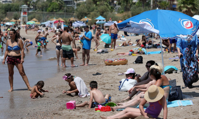 Καιρός: Δροσίζει λίγο από σήμερα – Τοπικές βροχές και καταιγίδες στη Βόρεια Ελλάδα