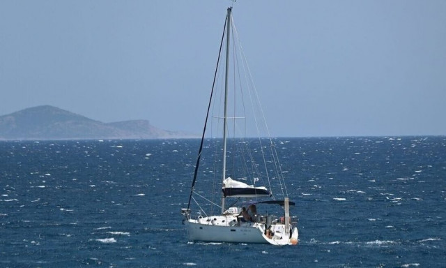 Ακυβέρνητο έμεινε ιστιοφόρο με 5 επιβάτες όταν ο σκίπερ έπεσε στη θάλασσα