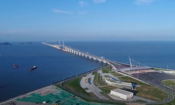 Ο «Άγγελος» της Κίνας που σταματά αυτοκτονικούς ανθρώπους να πηδούν από γέφυρα