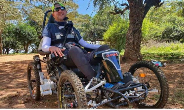 Παράλυτος κάνει τον γύρο της Βρετανίας με μηχανοκίνητο ποδήλατο που ελέγχει με το πηγούνι του