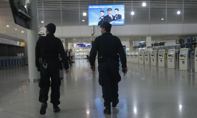 Λαθραία τσιγάρα στο Βενιζέλος: Τους έπιασαν μόλις προσγειώθηκαν από Τουρκία