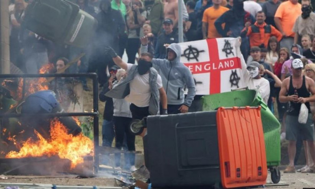 Στις «φλόγες» η Βρετανία: Βία και λεηλασίες με αφορμή τη δολοφονία τριών κοριτσιών - Έκτακτα μέτρα