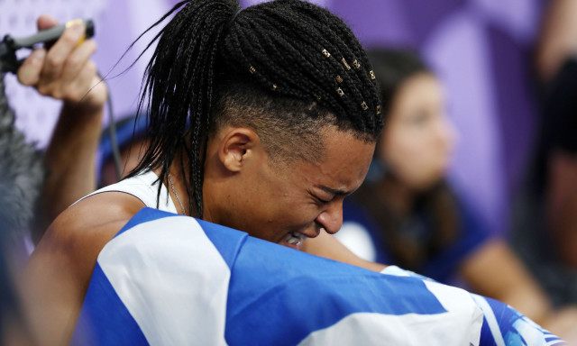 Ανατρίχιασε την Ελλάδα ο χάλκινος Εμμανουήλ Καραλής - «Λύγισε» με την ελληνική σημαία στους ώμους