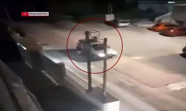 Πάτρα: Νεαρός «γαντζώθηκε» από την οροφή εν κινήσει αυτοκινήτου για... μερικά likes