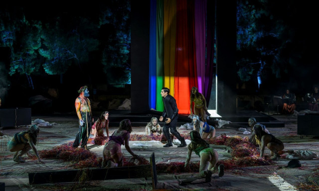 «Βάκχες»: 14.000 θεατές υποδέχθηκαν θερμά την παραγωγή του Εθνικού στην Αρχαία Επίδαυρο