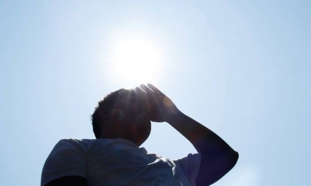 Ο καύσωνας φέρνει θερμοπληξίες: Πολλά περιστατικά σε όλη τη χώρα, αύξηση στις κλήσεις του ΕΚΑΒ