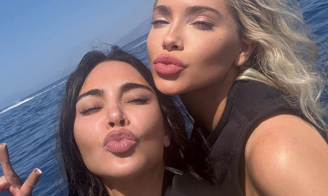 Κιμ Καρντάσιαν: Φωτογραφίες από τις καλοκαιρινές της διακοπές στην Ελλάδα