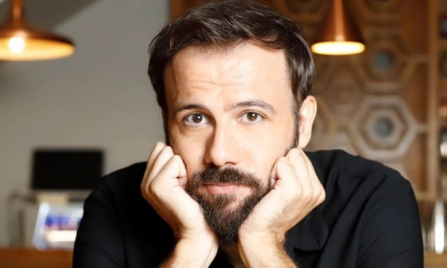 Συγκλονίζει ο Νίκος Γκέλια: «Το πρωί κήδευα τον κολλητό μου και μετά είχα γύρισμα για σκηνή θρήνου»