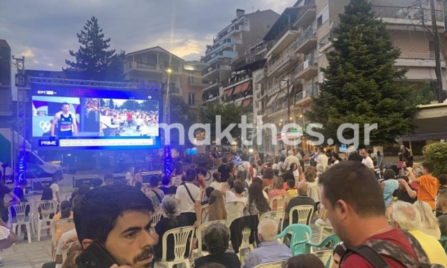 Σε «ρυθμούς» Τεντόγλου τα Γρεβενά: Έστησαν γιγαντοοθόνη στην πλατεία - «Πάρτυ» με το πρώτο άλμα του