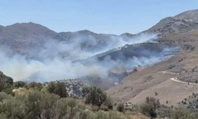 Φωτιά στο Ρέθυμνο: Δήμαρχος Αμαρίου στο Newsbomb.gr: «Οι ισχυροί άνεμοι δυσχεραίνουν την πυρόσβεση»