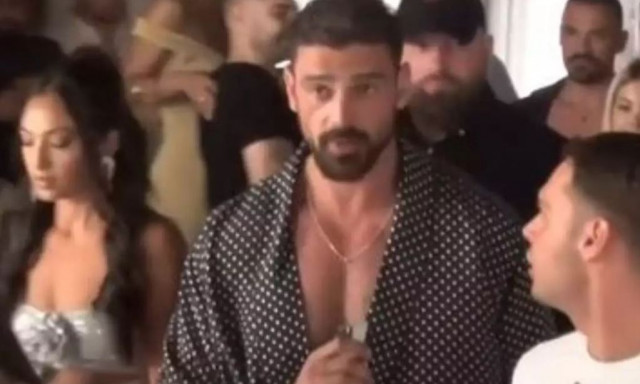 Μικέλε Μορόνε: Έξαλλος στη Μύκονο με την κάμερα που τον απαθανάτισε