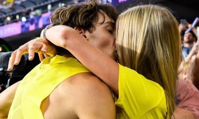 Αρμάντ Ντουπλάντις: Στην Ελλάδα σήμερα για διακοπές με τη σύντροφό του