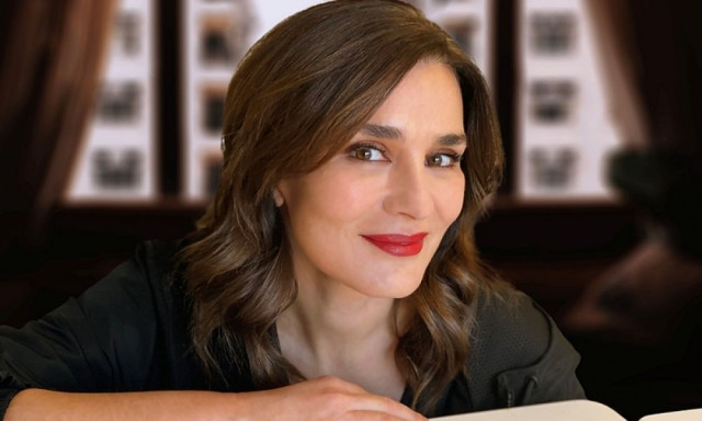 Μαρία Ναυπλιώτου: Η 55χρονη ηθοποιός ποζάρει στην παραλία και «ρίχνει» το Instagram