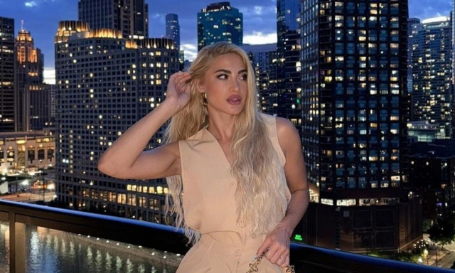 Ιωάννα Τούνη: Η αποκαλυπτική εμφάνιση - Το τοπ κατέληγε σε ένα μαντίλι για τα μαλλιά