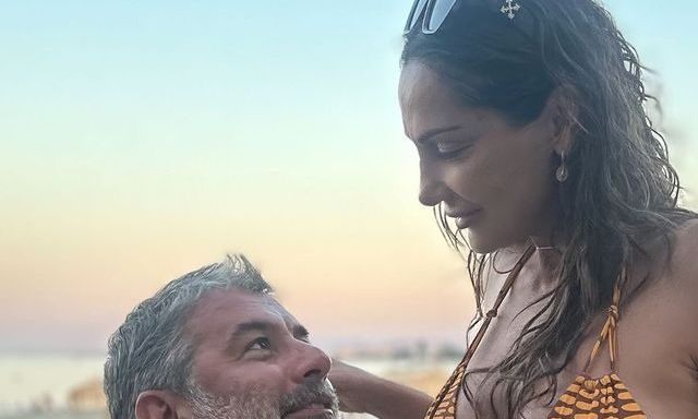 Δέσποινα Βανδή: Με το μαγιό της ζύμωσε και έψησε ψωμί σε ξυλόφουρνο στην Κρήτη