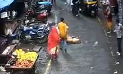 Αδιανόητη τραγωδία στην Ινδία: Σκύλος έπεσε από 5ο όροφο κτηρίου και σκότωσε τετράχρονο κορίτσι