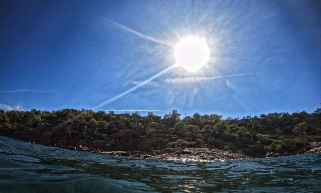Καιρός: Ζέστη και μελτέμια αύριο Παρασκευή - Πού θα «χτυπήσουν» τα 40αρια