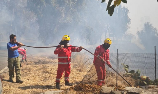 Μάχη με τις φλόγες στο Ρέθυμνο δίνουν και οι εθελοντές Σαμαρείτες-Διασώστες