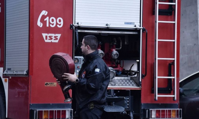 Φωτιά στον Άγιο Δημήτριο ύστερα από τροχαίο - Eκτροπή της κυκλοφορίας των οχημάτων