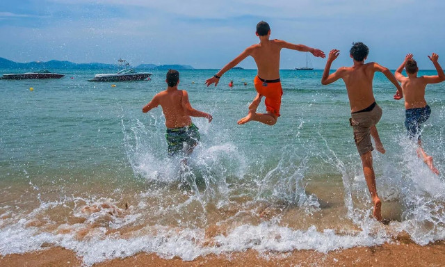 Καλοκαίρι στην Αθήνα: Οι παραλίες που προσφέρονται για ατελείωτες βουτιές και γαλήνιες στιγμές