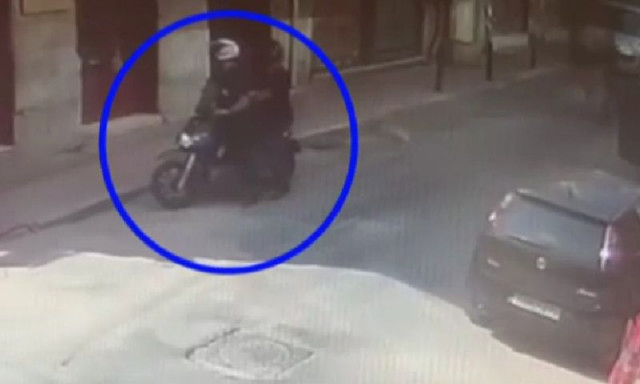 Η στιγμή της σύλληψης της υπαλλήλου του ΕΦΚΑ για δωροληψία – Δείτε βίντεο