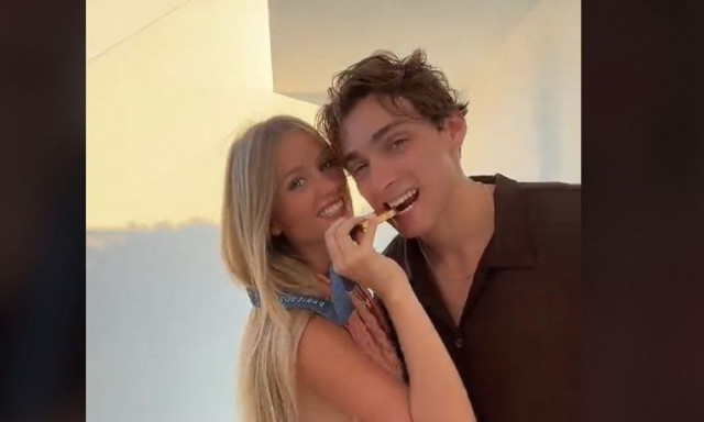 Μόντο Ντουπλάντις: Αγκαλιά με το χρυσό και τη σύντροφό του με φόντο τη Σαντορίνη