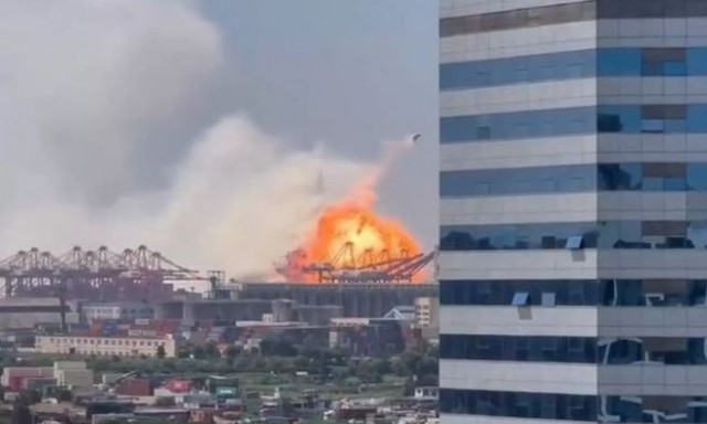Βίντεο ντοκουμέντο: Ισχυρή έκρηξη σε πλοίο σε λιμάνι της Κίνας