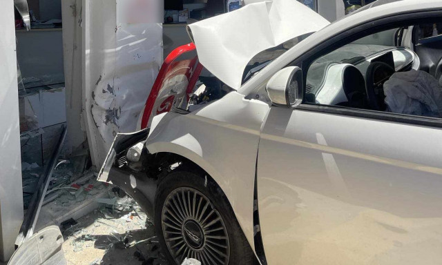 Κρήτη: Αυτοκίνητο έπεσε σε βιτρίνα καταστήματος - Στο νοσοκομείο ο οδηγός