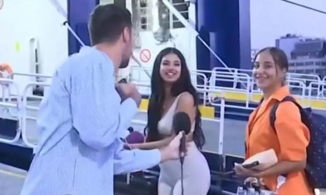 Το φλερτ στον ρεπόρτερ του ΣΚΑΙ: «Σπύρο σε βλέπω να φεύγεις με το πλοίο»