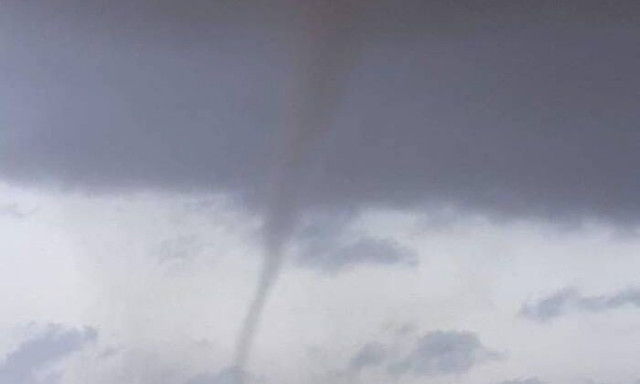 Χαλκιδική: Ξαφνικός ανεμοστρόβιλος χτύπησε παραλία και προκάλεσε πανικό