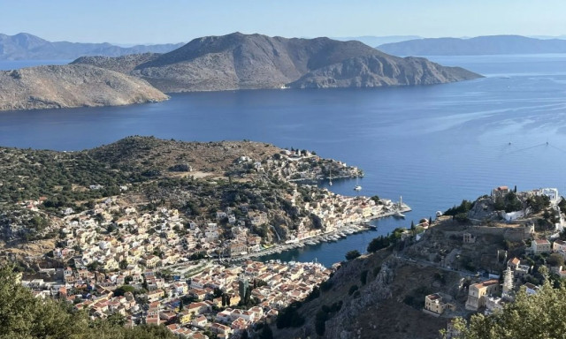 Οδοιπορικό στη Σύμη: Η ιστορία αγάπης, το παλαιότερο μοναστήρι και ο θαυματουργός Πανορμίτης