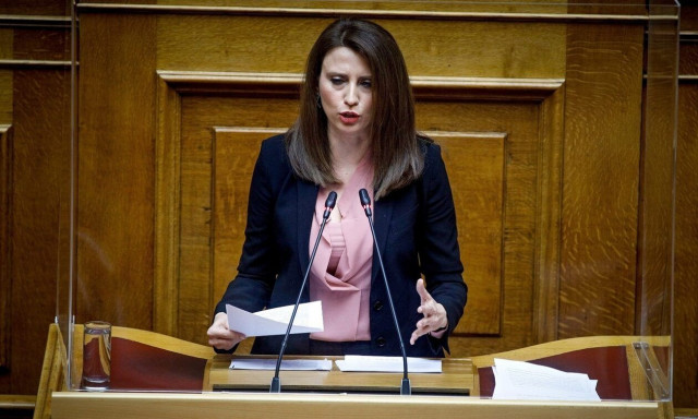 Νίνα Κασιμάτη μετά την παραίτηση Ηλιόπουλου: «Πρόεδρε, σε περιμένουμε στο έδρανό σου στη Βουλή»