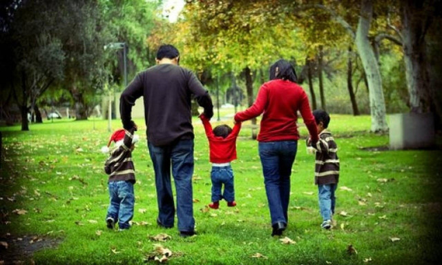 Επίδομα παιδιού: Τρίτεκνοι ίσον πολύτεκνοι - Aυτά είναι τα προνόμια που αποκτούν