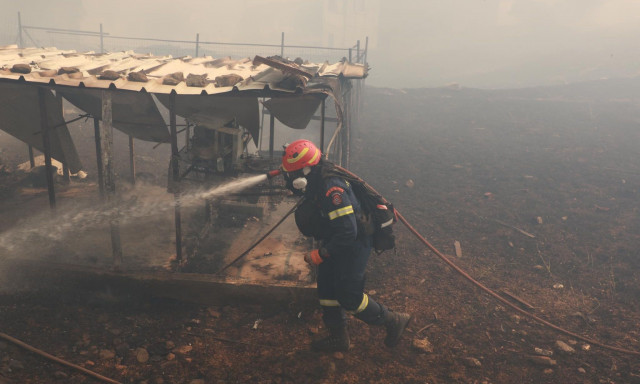 Φωτιά στο Βαρνάβα: Πληροφορίες για εγκλωβισμένους στις παρυφές της Σταμάτας