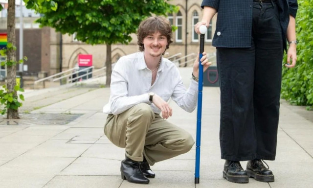 Πρωτοποριακό μπαστούνι αλλάζει τη ζωή ατόμων με αναπηρία - Το δημιούργησε ένας 22χρονος φοιτητής