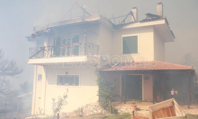 Φωτιά στον Βαρνάβα: Πάνω από 10 απεγκλωβισμοί κατοίκων