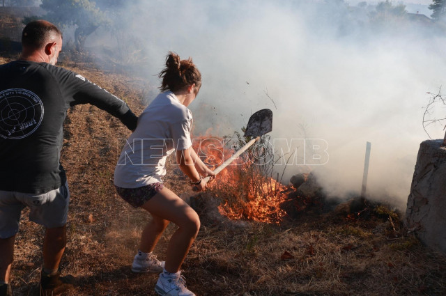 Φωτιά στον Βαρνάβα: Απεγκλωβίστηκαν 100 κάτοικοι