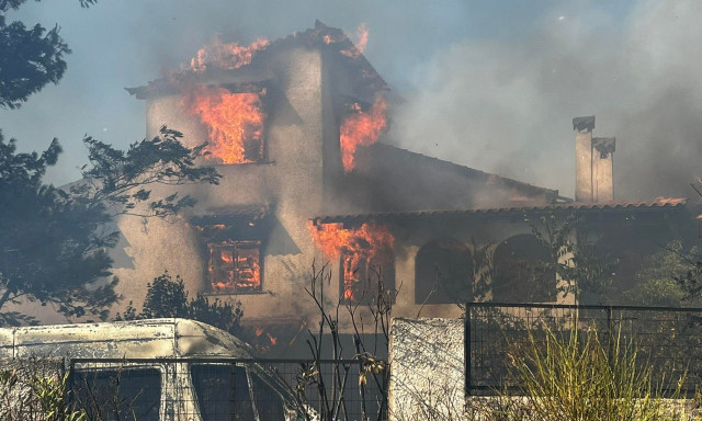 Φωτιά στον Βαρνάβα: Στο νοσοκομείο 8 άτομα με αναπνευστικά προβλήματα