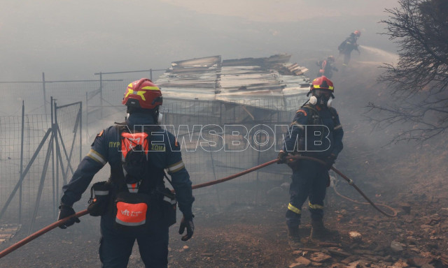 Φωτιά στον Βαρνάβα: Διακοπή ρεύματος στον Μαραθώνα – Εκρήξεις σε κολώνες της ΔΕΗ