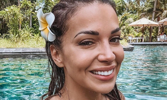 «Ζάλισε» με τις αναλογίες της η Ελένη Χατζίδου: Η ανάρτηση με φούξια μαγιό σε παραλία στις Μαλδίβες