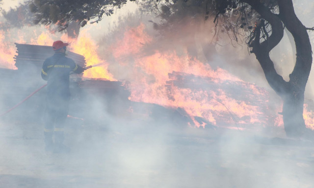 Η φωτιά στον Βαρνάβα παραλίγο να κάψει το συνεργείο του OPEN - Bίντεο ντοκουμέντο
