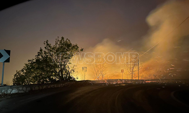 Απροσπέλαστη η Λεωφόρος Μαραθώνος: Ανεξέλεγκτη φωτιά - Φωτογραφίες και βίντεο του Newsbomb.gr