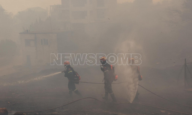 Καίγονται σπίτια στον Βαρνάβα - «Πολύ άσχημη η κατάσταση» λέει ο δήμαρχος Μαραθώνα στο Newsbomb