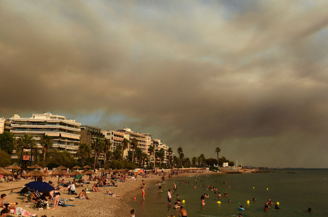 Φωτιά στον Βαρνάβα: «Μαύρισε» ο ουρανός στην παραλία του Φλοίσβου - Τρομερές εικόνες